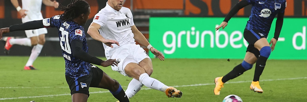 Bei der Rettungsaktion gegen Augsburgs Niederlechner verknackste sich Herthas Boyata (l.) seinen Rücken.