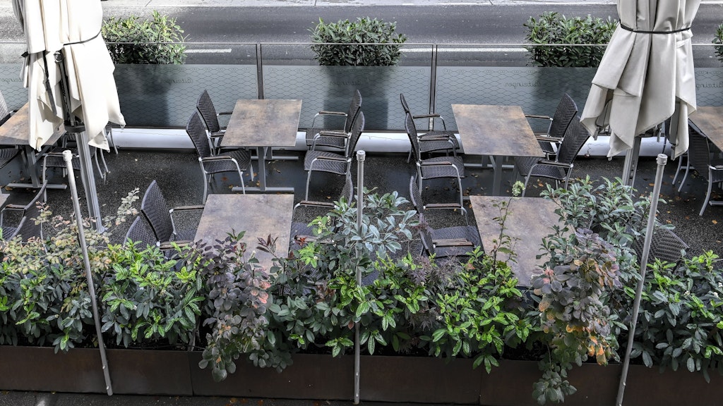 Leere Stühle stehen in eine Außenbereich eines Restaurants in Wien. Auch hier musste die gesamte Gastronomie schließen.