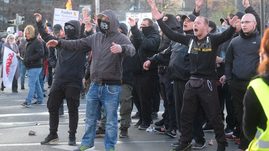 Mehrere militante Neonazigruppen waren bei der „Querdenken“-Demo dabei.