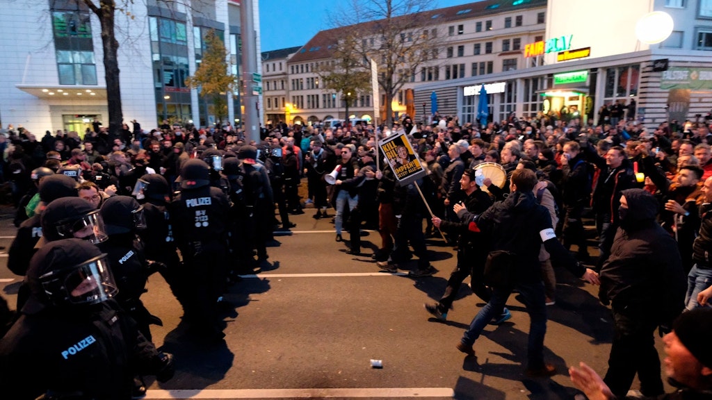 Zeitweise zog sich die Polizei am Samstagabend zurück und überließ der nicht angemeldeten Demo der Corona-Leugner die Leipziger Innenstadt.