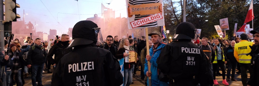 Immer wieder wurde während der Corona-Leugner-Demo auch Pyrotechnik gezündet und geworfen.