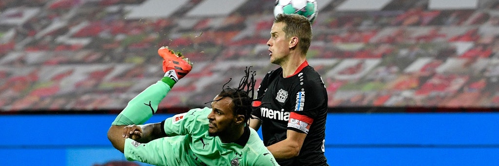Was für ein irres Tor! Gladbachs Ex-Herthaner Tino Lazaro trifft in Leverkusen mit der Hacke.