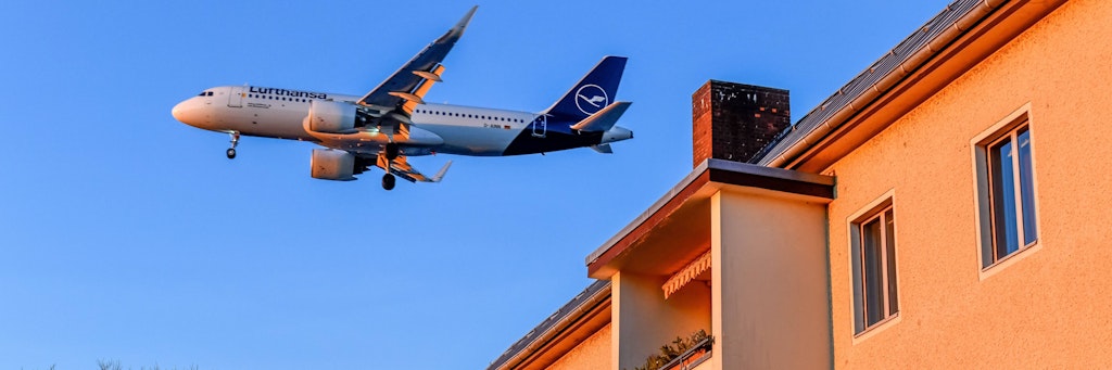 In der Meteorstraße kamen die Flugzeuge den Dächern fast bedrohlich nahe – und der Krach in die Wohnungen.