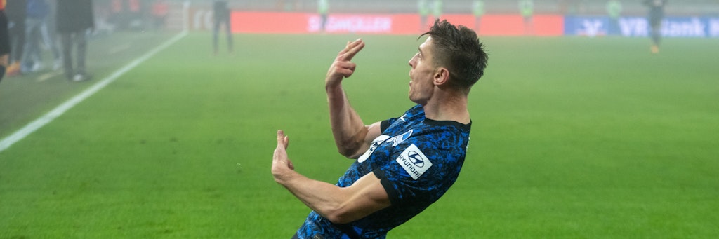 Krzysztof Piatek jubelt nach seinem Tor zum 3:0 in Augsburg. Es ist sein erster Saisontreffer.