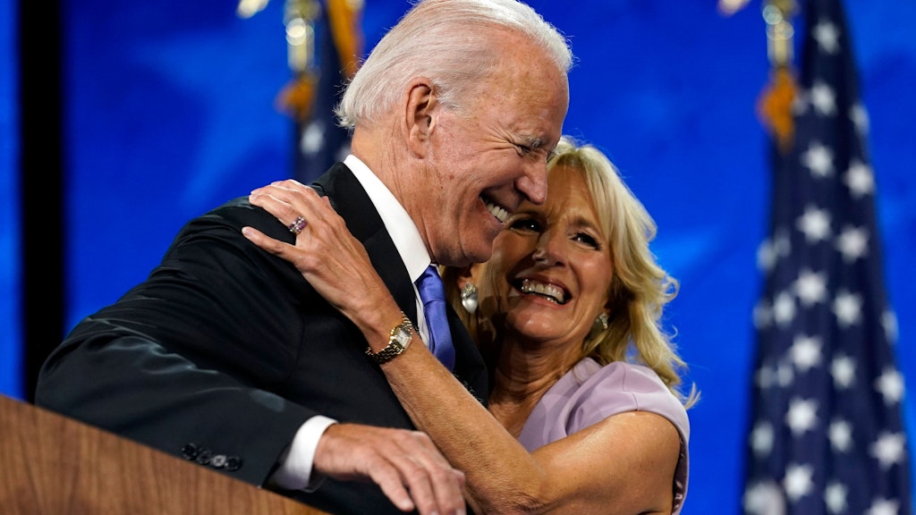 Anders als die Trumps demonstrieren Jill und Joe Biden stets Nähe und Zuneigung. 