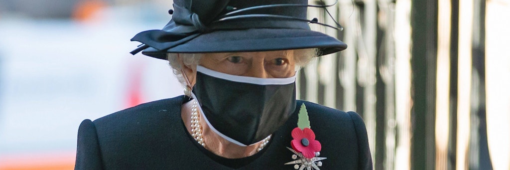 Die Queen zeigt sich auch beim Mund-Nasen-Schutz modisch: Die britische Königin Elizabeth II. ist erstmals mit Corona-Maske in der Öffentlichkeit aufgetreten.