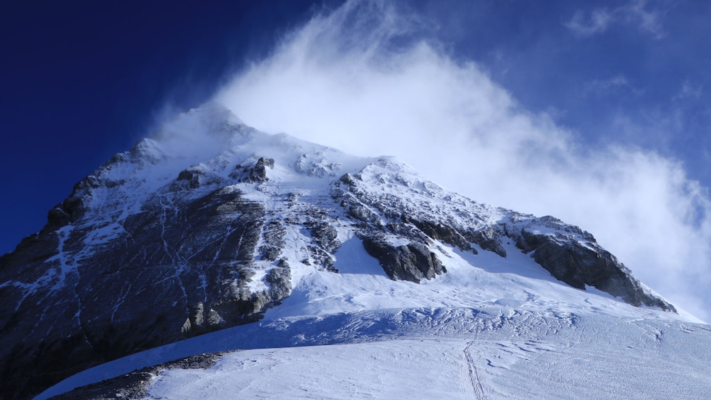 Blick vom Südsattel auf den Südgipfel und den sogenannten „Balkon“ des Mount Everest.
