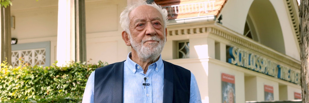 Der Kabarettist Dieter Hallervorden, 85, ist der einzige Theaterleiter in Deutschland, der juristisch gegen die coronabedingte Schließung seines Hauses vorgeht, das Schlosspark Theater in Berlin.