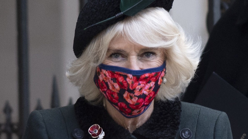 Mit Mohnblumen bedruckt ist der Mund-Nasen-Schutz von Camilla, der Herzogin von Cornwall.