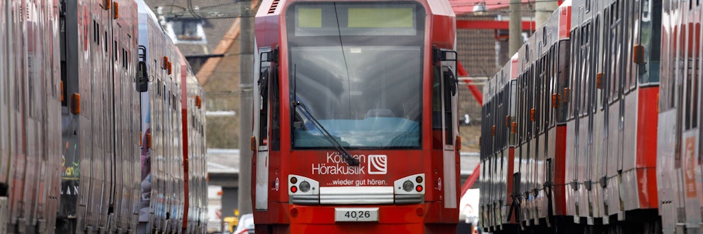 Ein 27-Jähriger ist am Sonntagabend in Köln von einer Straßenbahn überrollt und getötet worden. (Symbolbild)