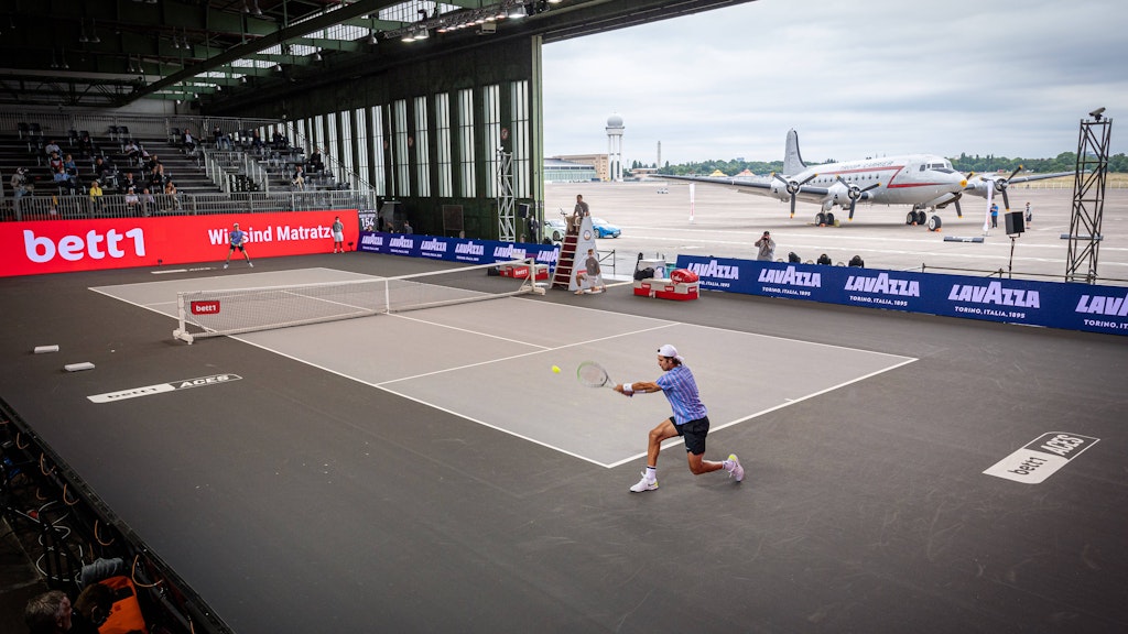 Der Hangar 6 des einstigen Flughafens Tempelhof: Im Sommer wurde hier noch Tennis gespielt. In wenigen Jahren soll die Außenstelle des Deutschen Technikmuseums einziehen.