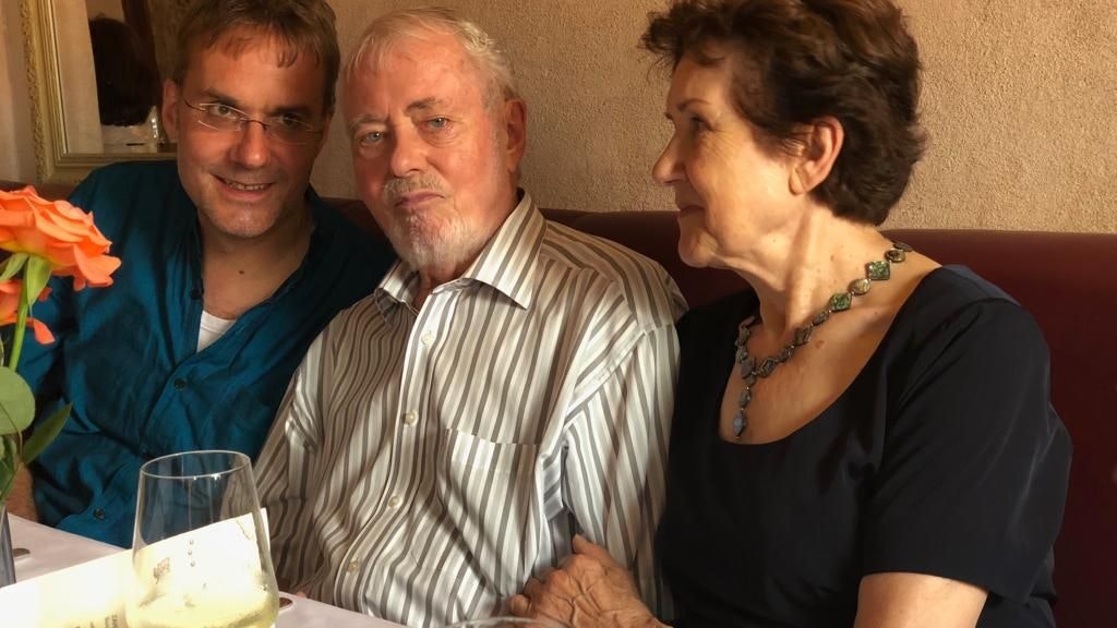 Vor zwei Jahren feierte die Familie den 80. Geburtstag von Hellmut Richters Ehefrau Ingrid. Das Bild zeigt Sohn Matthias, Hellmut und Ingrid Richter (v. li.) gemeinsam.
