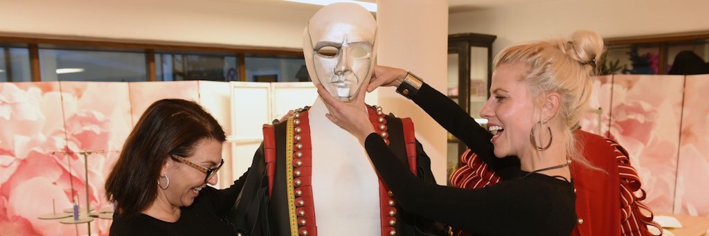Die Gewandmeisterin Alexandra Brandner (li.) und die Maskenbildnerin Marianne Meinl zeigen in der Gewandmeisterei Alexandra Brandner ihre Arbeit an einem Kostüm. 