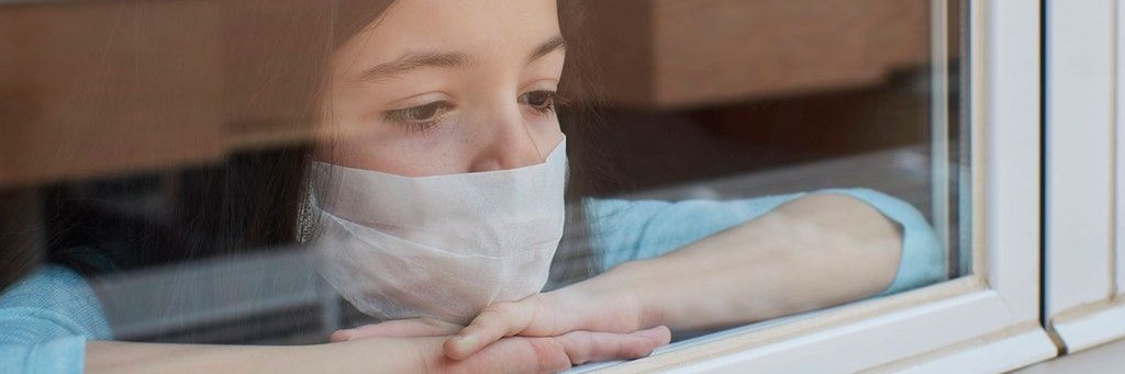 Mädchen mit Maske in Quarantäne.