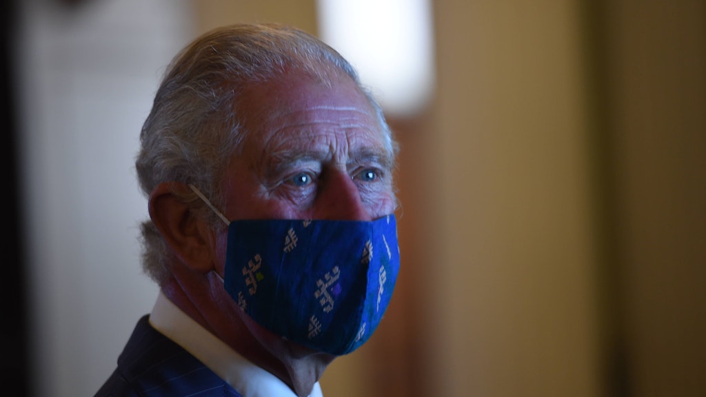 Prinz Charles trägt zum Beispiel gern Masken, mit denen er Weber und Künstler in Myanmar unterstützen kann.
