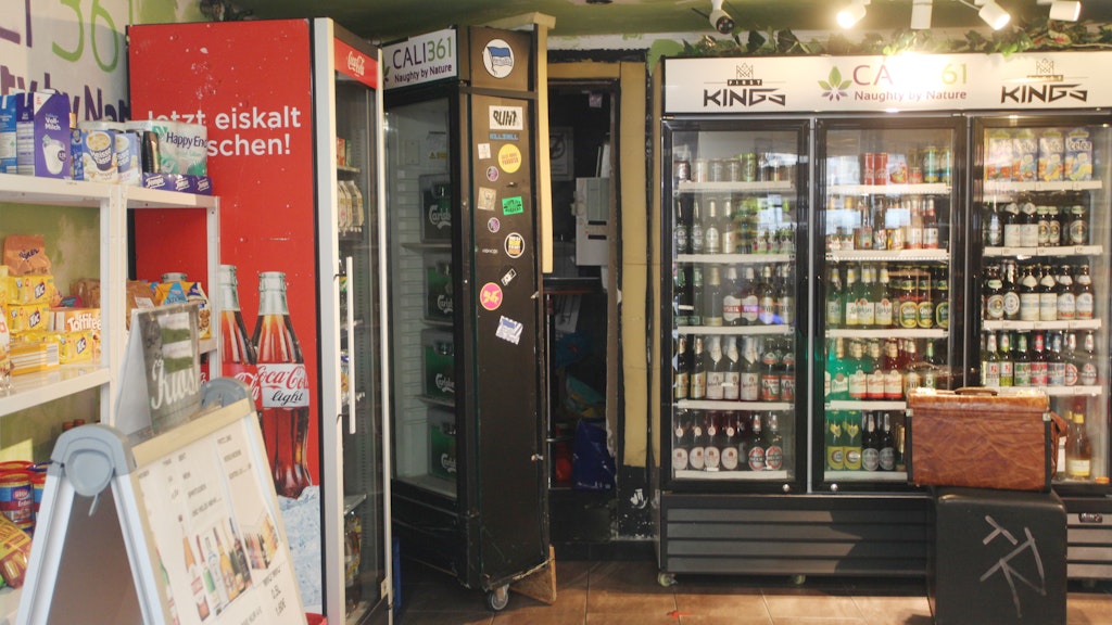 Hinter dem Kühlschrank geht es in den Club.