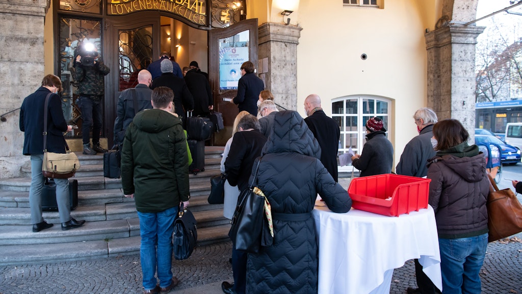 Keine gute Laune vor dem Münchner Löwenbräukeller, wo sich am 18. November Gläubiger von Wirecard trafen. Das sehr große Lokal wurde vom Amtsgericht gebucht, um viele Menschen bei der Gläubigerversammlung coronasicher einladen zu können. 