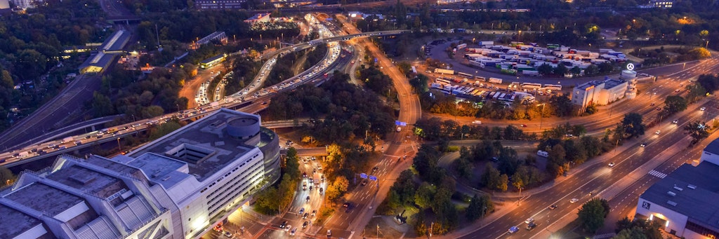 Einer der wichtigsten Verkehrsknotenpunkte in Berlin: das Autobahndreieck Funkturm neben dem ICC (links)