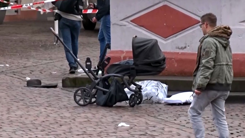 Dieser Kinderwagen flog durch die Wucht des Aufpralls durch die Luft. 