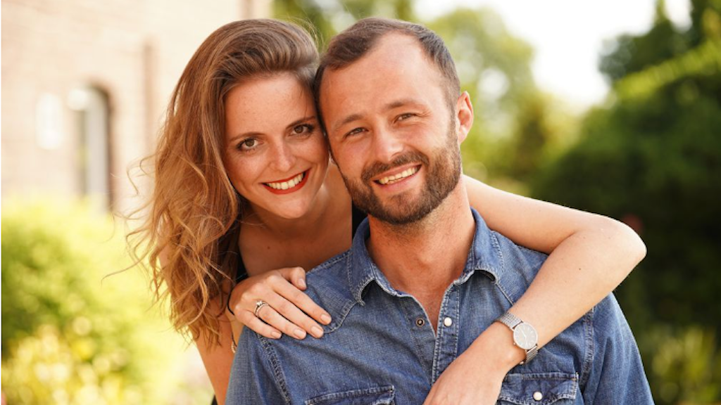 Peter (34) flirtet bei der Kartoffelernte mit Alina.