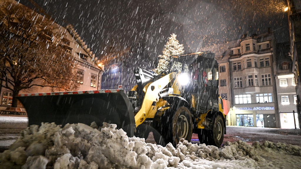 In Ravensburg (Ba-Wü) schippt ein Räumfahrzeug den Schnee weg.