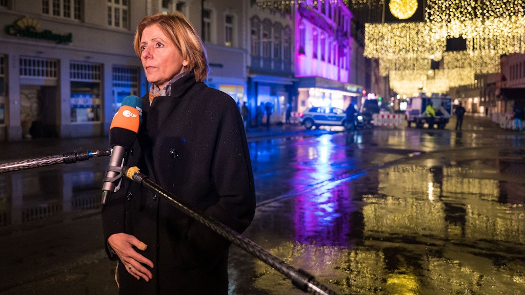 «Es ist einfach nur furchtbar», sagt Ministerpräsidentin Malu Dreyer. Das Allerschlimmste sei, dass Menschen ihr Leben verloren hätten. Unweit schlagen die Glocken des mächtigen Doms. Bischof Stephan Ackermann hat für den Abend zum Gebet für die Opfer in die Mutterkirche des Bistums eingeladen. 