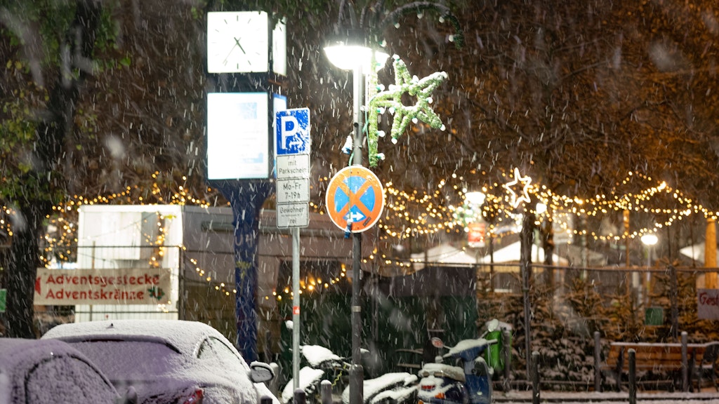 Zwischen fallenden Schneeflocken sieht ein Weihnachtsbaumverkauf in Frankfurt/Main gleich noch etwas romantischer aus.