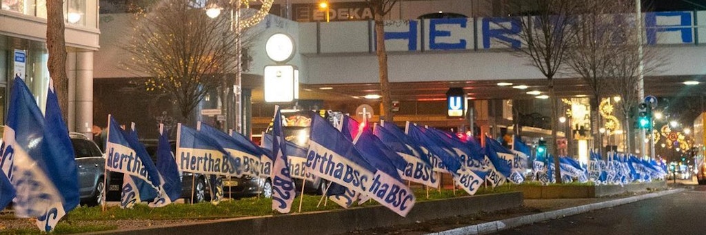 An vielen Straßen und Plätzen markierte Hertha BSC in der Nacht sein Revier. Die Fans richteten sich im Internet direkt an die Spieler. 