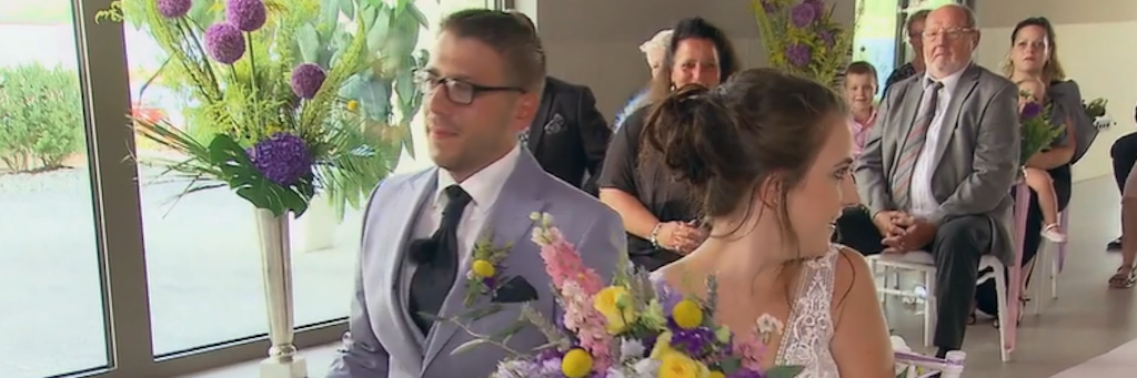Fragend schaut Daniela zu ihren Eltern: Soll sie Manuel bei „Hochzeit auf den ersten Blick“ wirklich das Ja-Wort geben?
