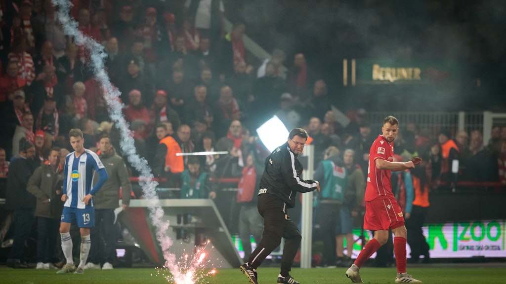 Beim ersten Bundesligaderby in der Alten Försterei vor gut einem Jahr flogen Feuerwerkskörper auf den Platz.