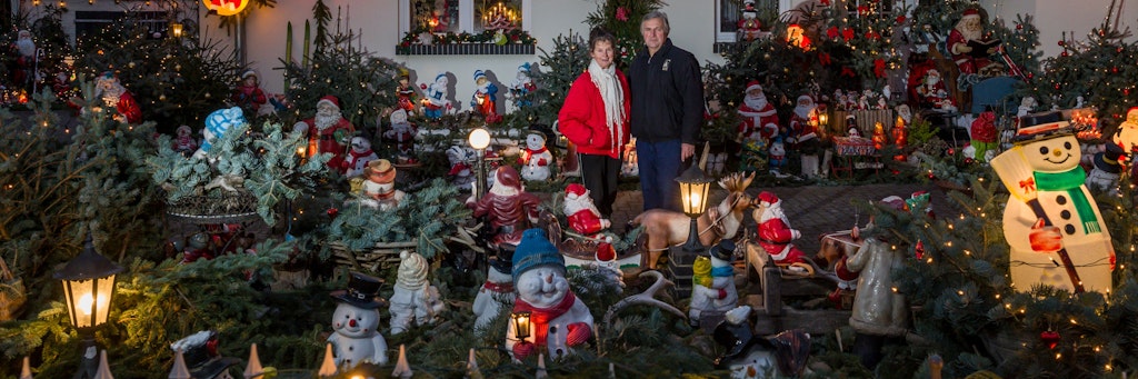 Gisela Liebsch und Gerd Mörl stehen in ihrem weihnachtlich geschmückten Garten. Wohin der Blick auch fällt – überall stehen, liegen, klettern und sitzen Weihnachts- sowie Schneemänner in allen Größen und Materialien. 