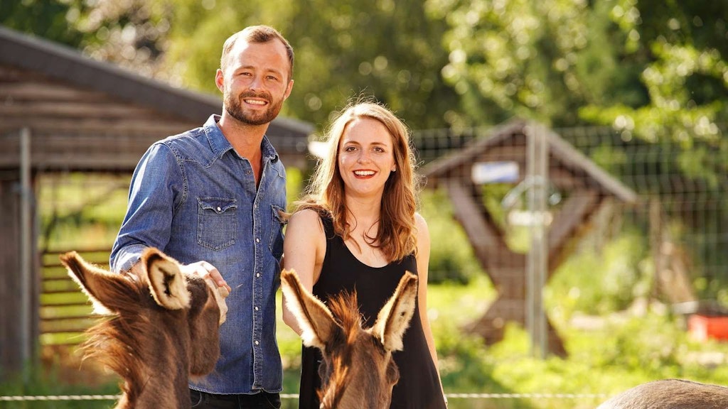 Kommen beim Lama-Spaziergang ins Gespräch über Gefühle: Peter und Alina.