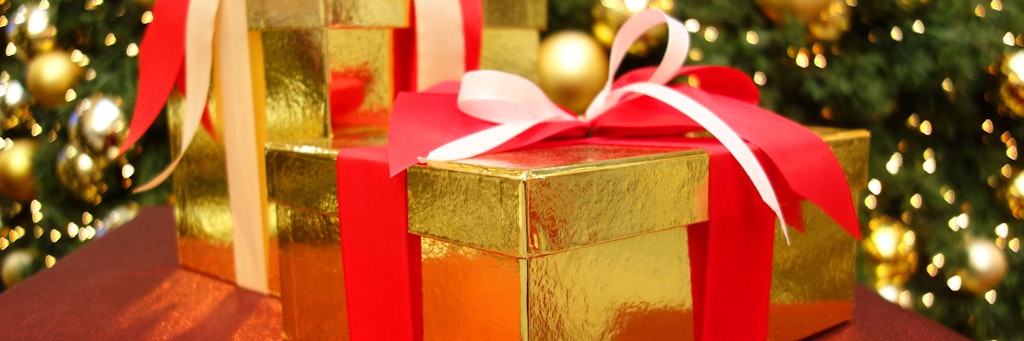 Weihnachtsgeschenke unter dem Christbaum
