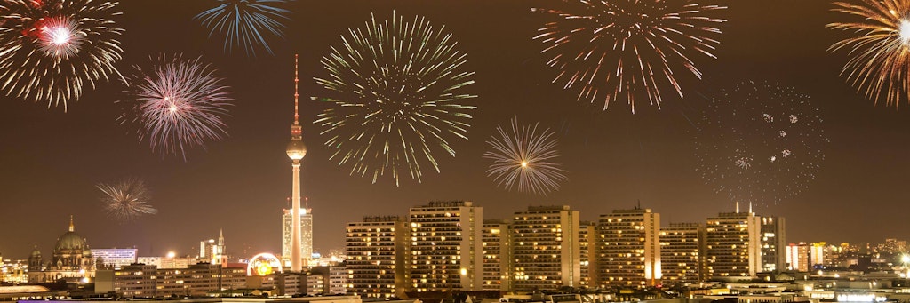 Feuerwerk erhellt den Silvester-Himmel über Berlin.