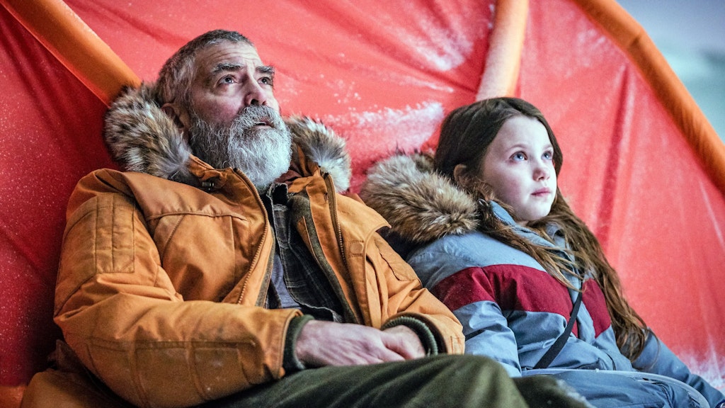 Kaum wiederzuerkennen: George Clooney (l.) und Caoilinn Springall in einer Szene aus „The Midnight Sky“. Für die Rolle eines postapokalyptischen Überlebenden in dem Netflix-Film, für den der 59-Jährige auch selbst Regie führte, soll Clooney rund zwölf Kilo abgenommen haben.