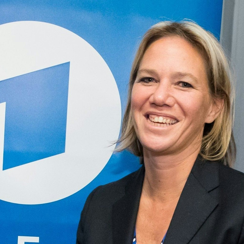 ARCHIV - 12.01.2017, Hamburg: Degeto-Geschäftsführerin Christine Strobl lächelt vor der Jahres-Pressekonferenz von ARD-Fernsehfilm und ARD-Degeto neben einem Aufsteller mit dem Logo des Senders. (zu dpa "Sieben Frauen, sieben Karrieren: Sind das die Durchstarterinnen 2021?") Foto: Christian Charisius/dpa +++ dpa-Bildfunk +++
