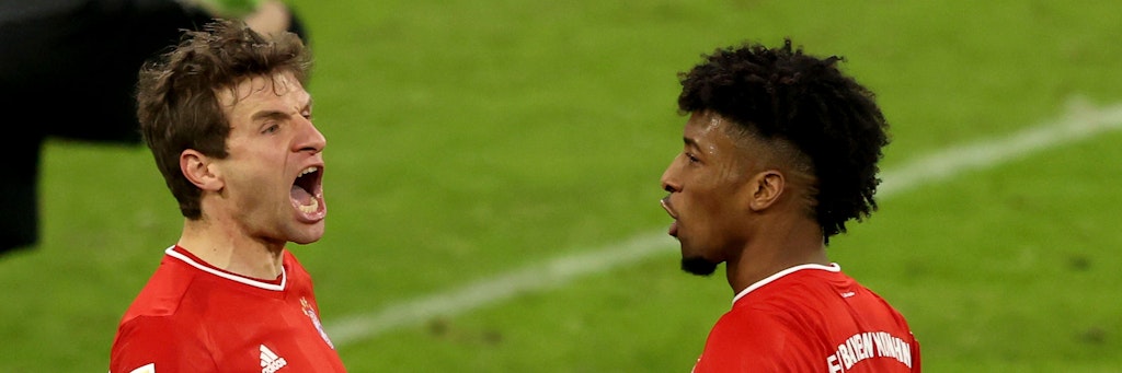 Thomas Müller (l.) feiert zusammen mit Kingsley Coman einen Bayern-Treffer. Beide waren zuletzt in überragender Form beim Rekordmeister. 