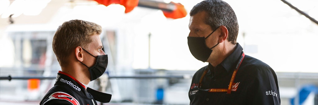 Mick Schumacher unterhält sich angeregt mit seinem neuen Teamchef Günther Steiner.
