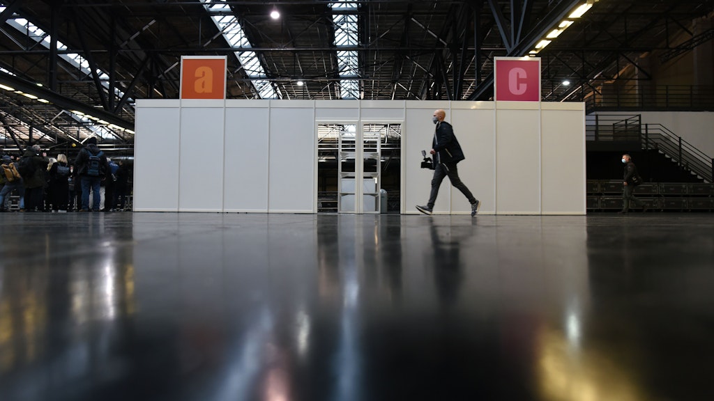 Eine der Impfstationen in der Arena Berlin. Die Halle wird eines der ersten Impfzentren sein, die fertig werden.<br><br>