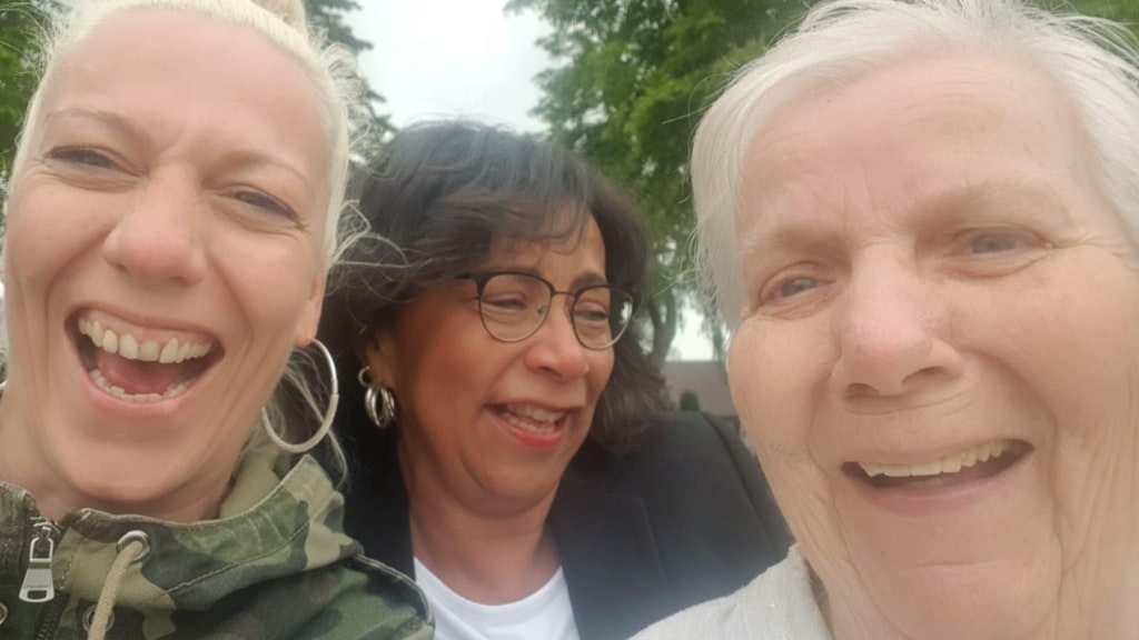 Das Familienfoto aus glücklichen Tagen: (v.li.) Roxana und Manuela mit Heidrun bei ihrem letzten Familienausflug im Sommer in Bad Saarow.