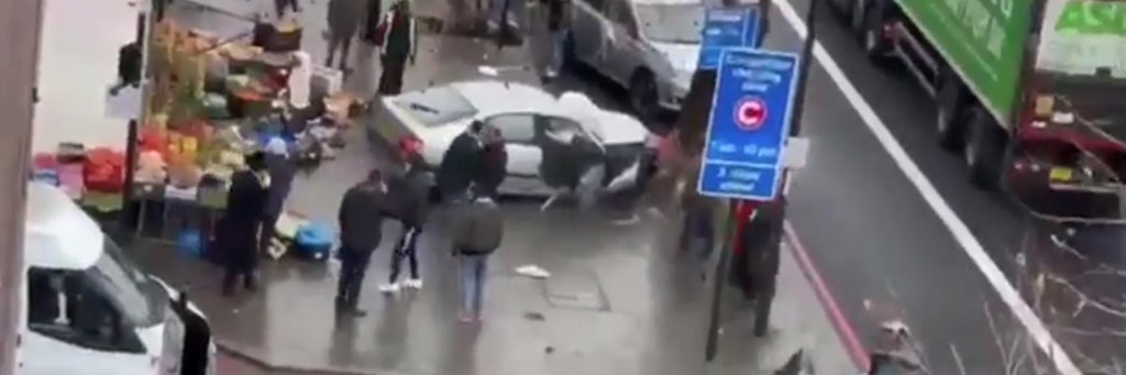 Der Unglücksort: Der Unfallwagen steht auf dem Fußweg vor dem Gemüse-Stand in London.