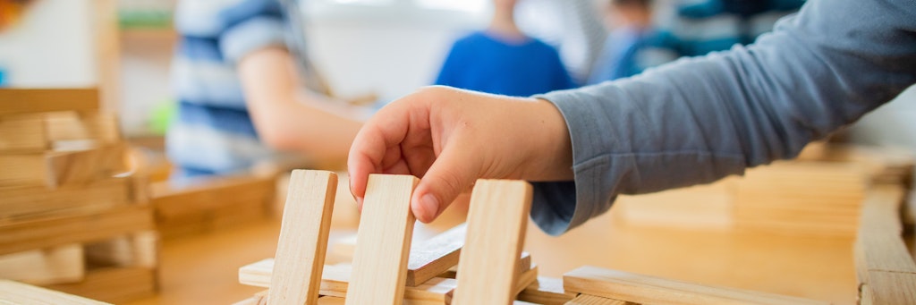 Kinder spielen in einer Kita mit Bauklötzen (Symbolbild).