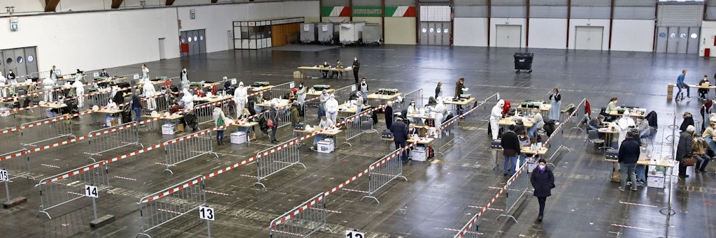 Menschen bei Corona-Massentest in Österreich.