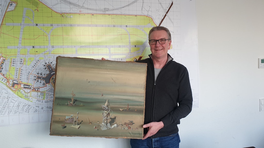 Kommissar Michael Dietz präsentiert das im Altpapier gefundene Bild.