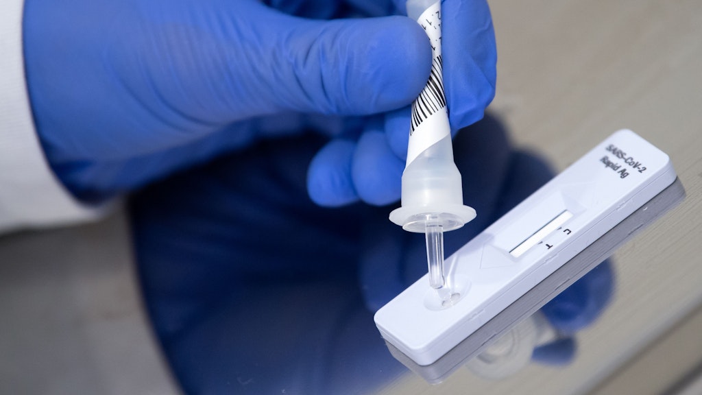 ARCHIV - Alternative mit Vor- und Nachteilen: Antigen-Schnelltests sind im Vergleich zu PCR-Tests deutlich schneller und günstiger. Foto: Sven Hoppe/dpa/dpa-mag - Honorarfrei nur für Bezieher des Dienstes dpa-Magazin +++ dpa-Magazin +++