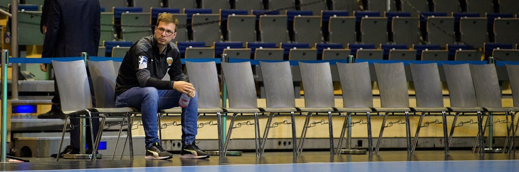 Keine Fans da? Das kennt Füchse-Trainer Jaron Siewert auch aus der Schmelinghalle. 
