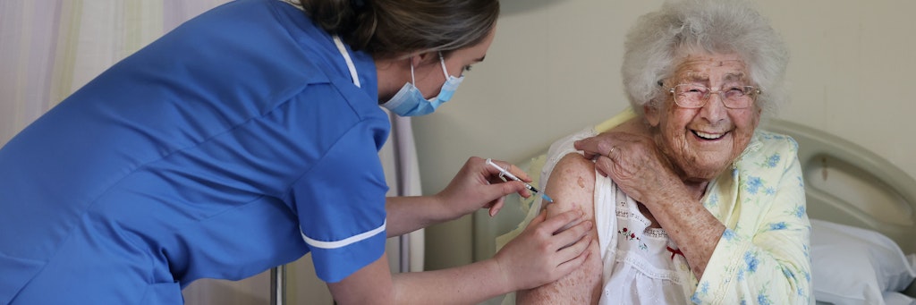 In Großbritannien werden alte und gesundheitlich geschwächte Menschen bereits gegen das Coronavirus geimpft.