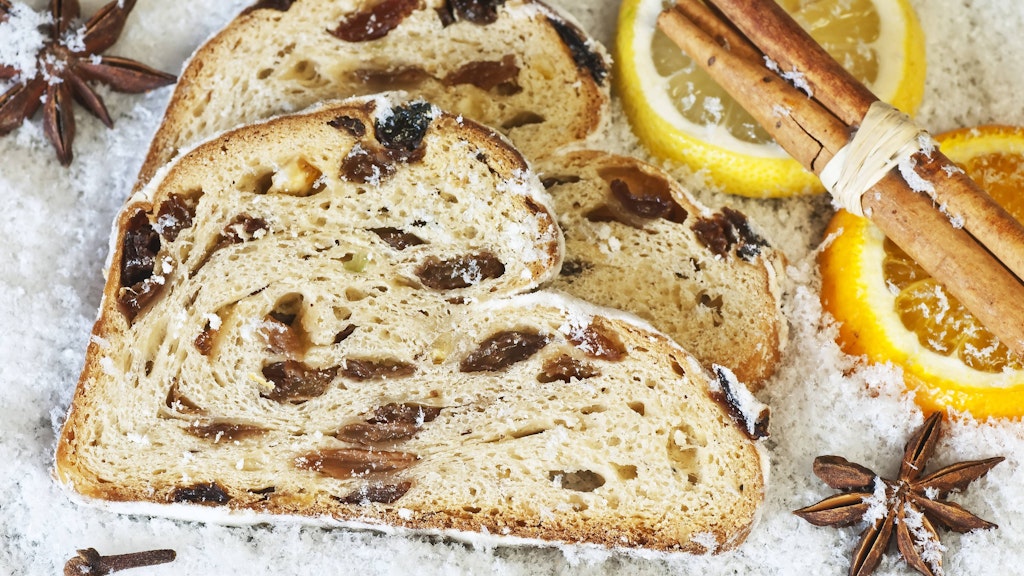 Der fertige Stollen muss mit reichlich Puderzucker ummantelt werden.