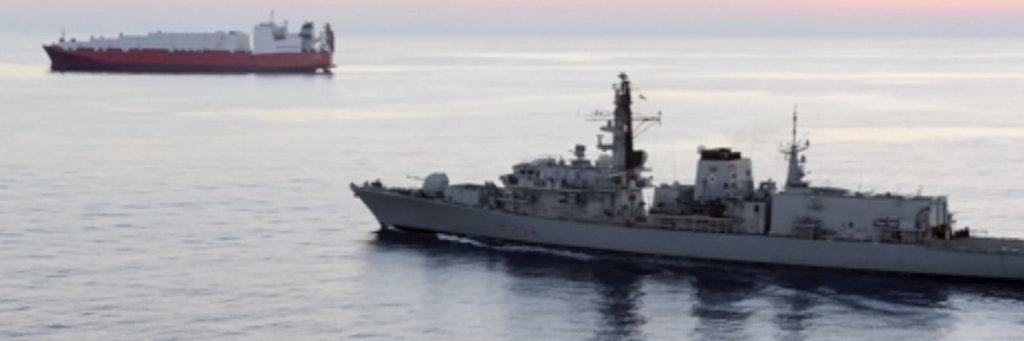 Schiffe der Royal Navy stehen bereit, um EU-Kutter zu stoppen.