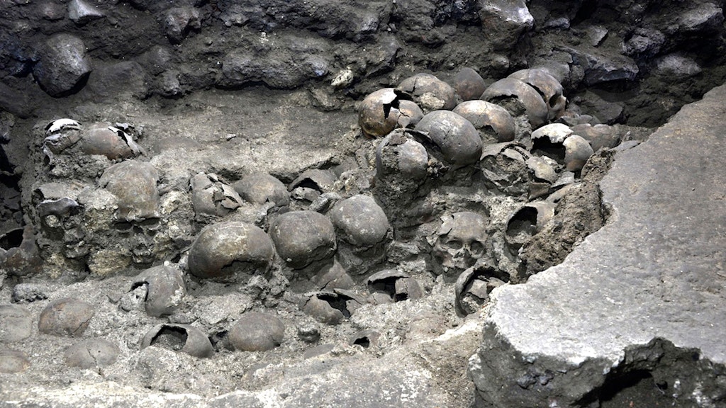 Der 2015 entdeckte Teil der „Huei Tzompantli“ (etwa „Wand oder Gestell der Schädel“ in der indigenen Sprache Nahuatl) war nach damaligen Angaben etwa 34 Meter lang und 45 Zentimeter hoch und lag rund zwei Meter tief.